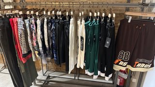 Lote Streetwear: 120 prendas (Camisas, T, Gorras)
