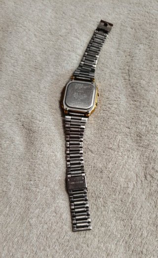 Reloj Casio illuminator Dorado Digital