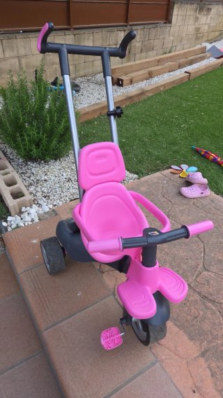 Triciclo infantil rosa con manillar
