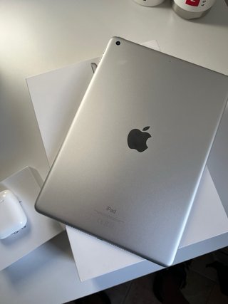 iPad 6ª Gen y AirPods 2ª Gen Blancos