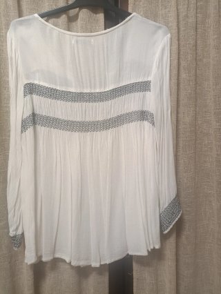 Blusón Bershka blanco con bordado