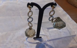 Orecchini pendenti dorati con cristalli verdi