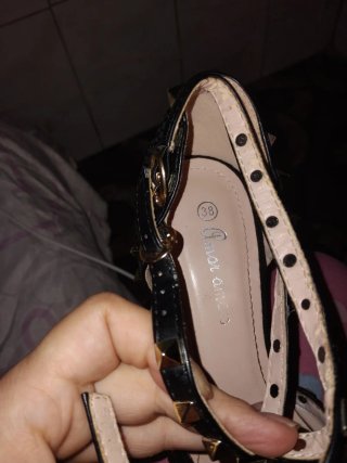 Zapatos negros con detalles dorados