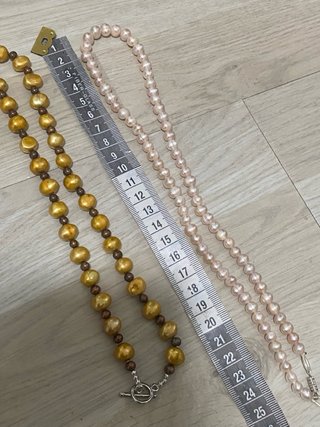 Collar de perlas doradas y rosas