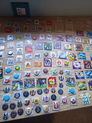 Lote chapas y cromos coleccionables