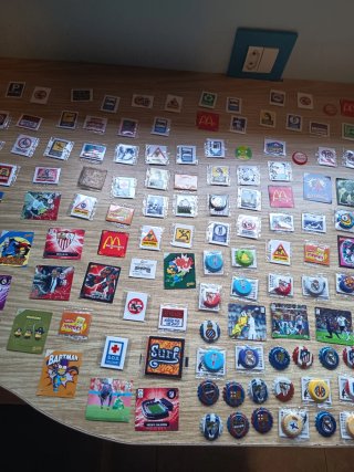 Lote chapas y cromos coleccionables