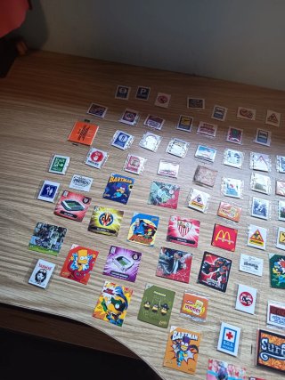 Lote chapas y cromos coleccionables