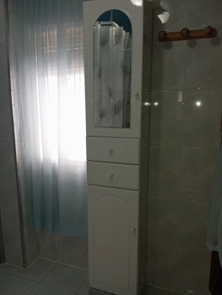 Mueble de baño blanco con espejo