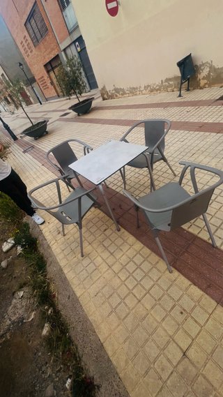Mesa y 4 sillas de exterior