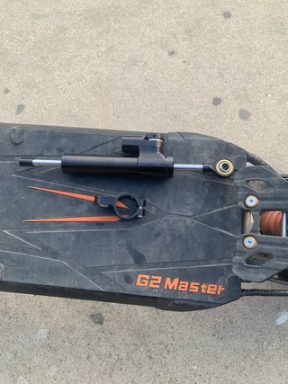 Amortiguador dirección patinete negro y dorado