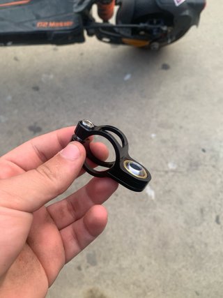 Amortiguador dirección patinete negro y dorado