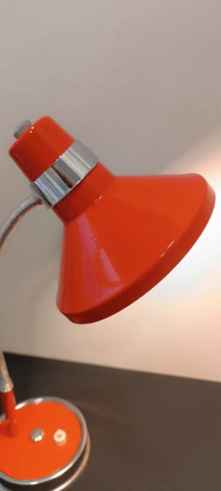 Lámpara de escritorio flexo roja