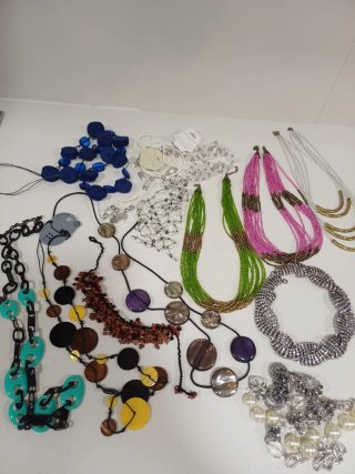 Collar plateado con pedrería