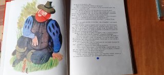 Libro infantil ruso "La plaza del reloj de cartón"