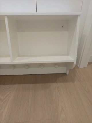 Estantería blanca con perchero de madera