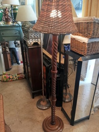 Lámpara de pie madera tallada y mimbre
