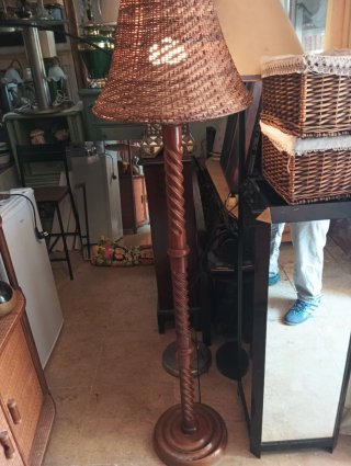 Lámpara de pie madera tallada y mimbre