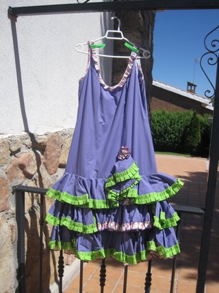 Traje de flamenca morado y verde