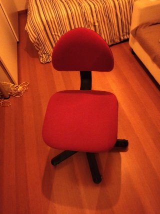 Silla de escritorio roja con ruedas