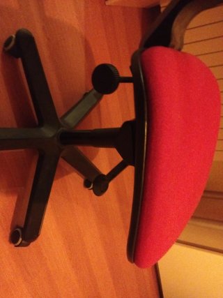 Silla de escritorio roja con ruedas