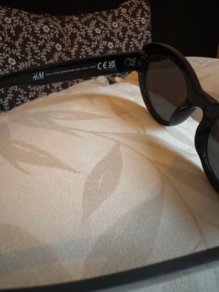 Gafas de sol negras y doradas