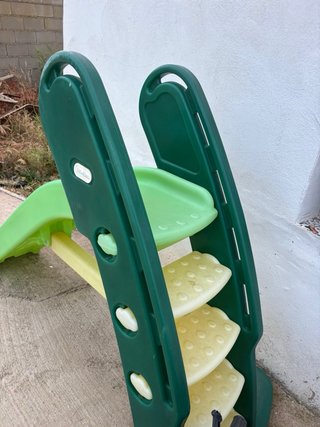 Tobogán infantil verde y amarillo