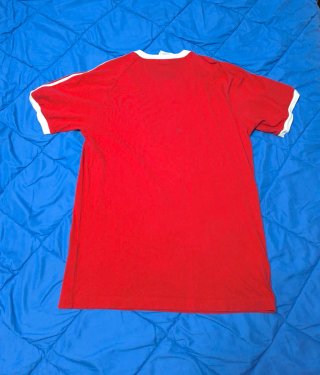 Camiseta Adidas Roja con Rayas Blancas