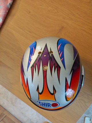 Casco de moto plateado con diseño