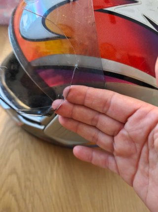 Casco de moto plateado con diseño