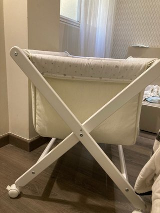 Minicuna bebé con ruedas. Colcha verano y nórdico.