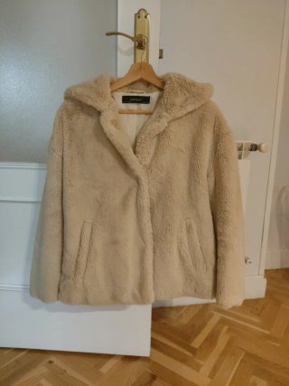 Chaquetón Zara pelo corto capucha beige