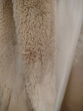 Chaquetón Zara pelo corto capucha beige