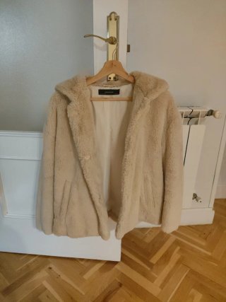 Chaquetón Zara pelo corto capucha beige