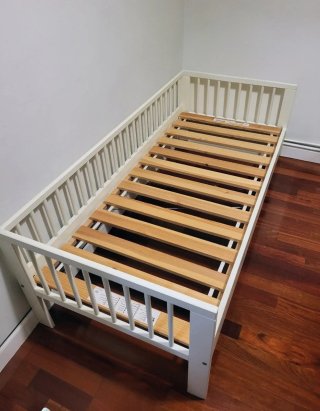 Cama infantil de Ikea con colchón. Muy Bueno