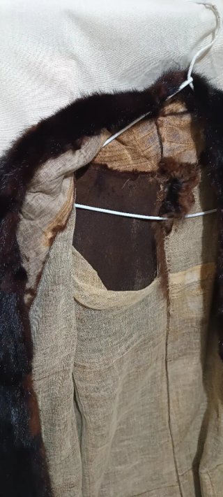 Chaleco de piel marrón y negro