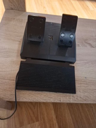 Volante Logitech con pedales