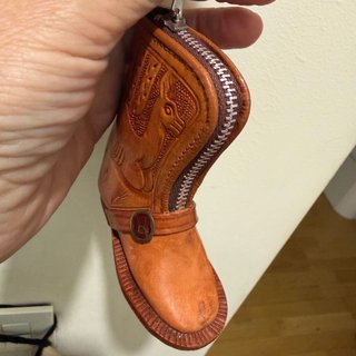 Monedero Bota Cowboy Cuero Grabado,charms bolso