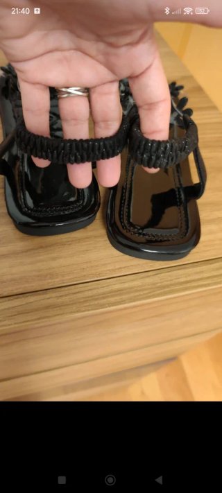 Sandalias transparentes con flores negras