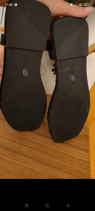 Sandalias transparentes con flores negras