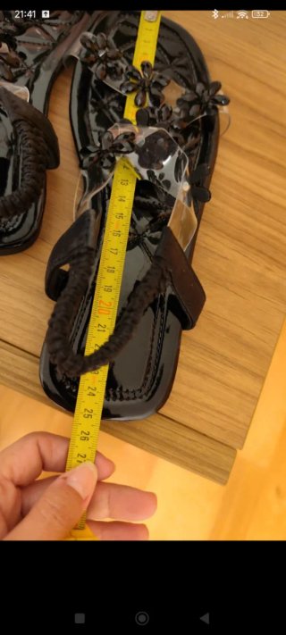 Sandalias transparentes con flores negras
