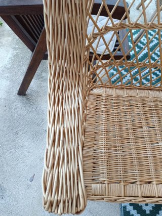 Sillón de mimbre para jardín