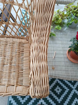 Sillón de mimbre para jardín