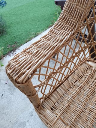 Sillón de mimbre para jardín
