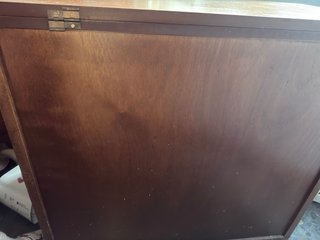 Mueble vintage de madera tiene 4 cajones