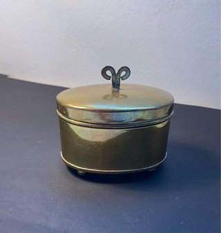 Caja antigua de latón con tapadera. Origen: Suecia