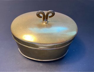 Caja antigua de latón con tapadera. Origen: Suecia