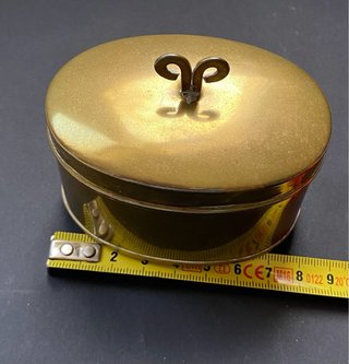 Caja antigua de latón con tapadera. Origen: Suecia