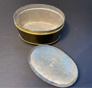 Caja antigua de latón con tapadera. Origen: Suecia
