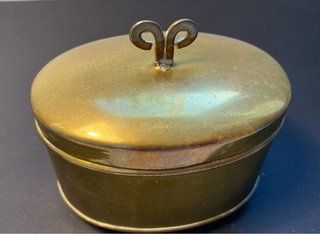 Caja antigua de latón con tapadera. Origen: Suecia