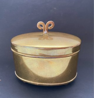 Caja antigua de latón con tapadera. Origen: Suecia
